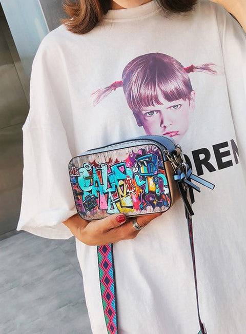 New Fashion Graffiti Print Wide Shoulder Strap Small Square Bag CODE: KAR2385