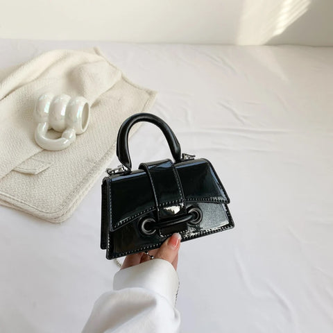 Luxury Designer Fashion Bright Surface Flap Buckle Shoulder Bag CODE: KAR2835