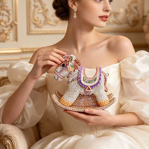 New rocking horse diamond-encrusted clutch bag CODE: KAR5410