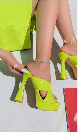 New Fashion Square Head Shallow Patent Cross Belt Side Empty Thick Heel Sandals CODE: KAR1826