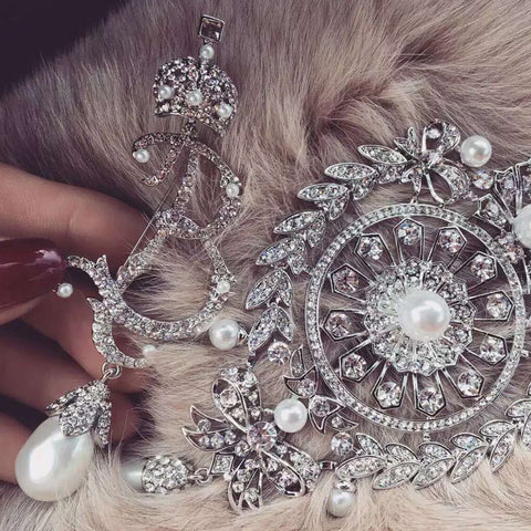 Letter B Brooch Pin Badge CODE: mon1003